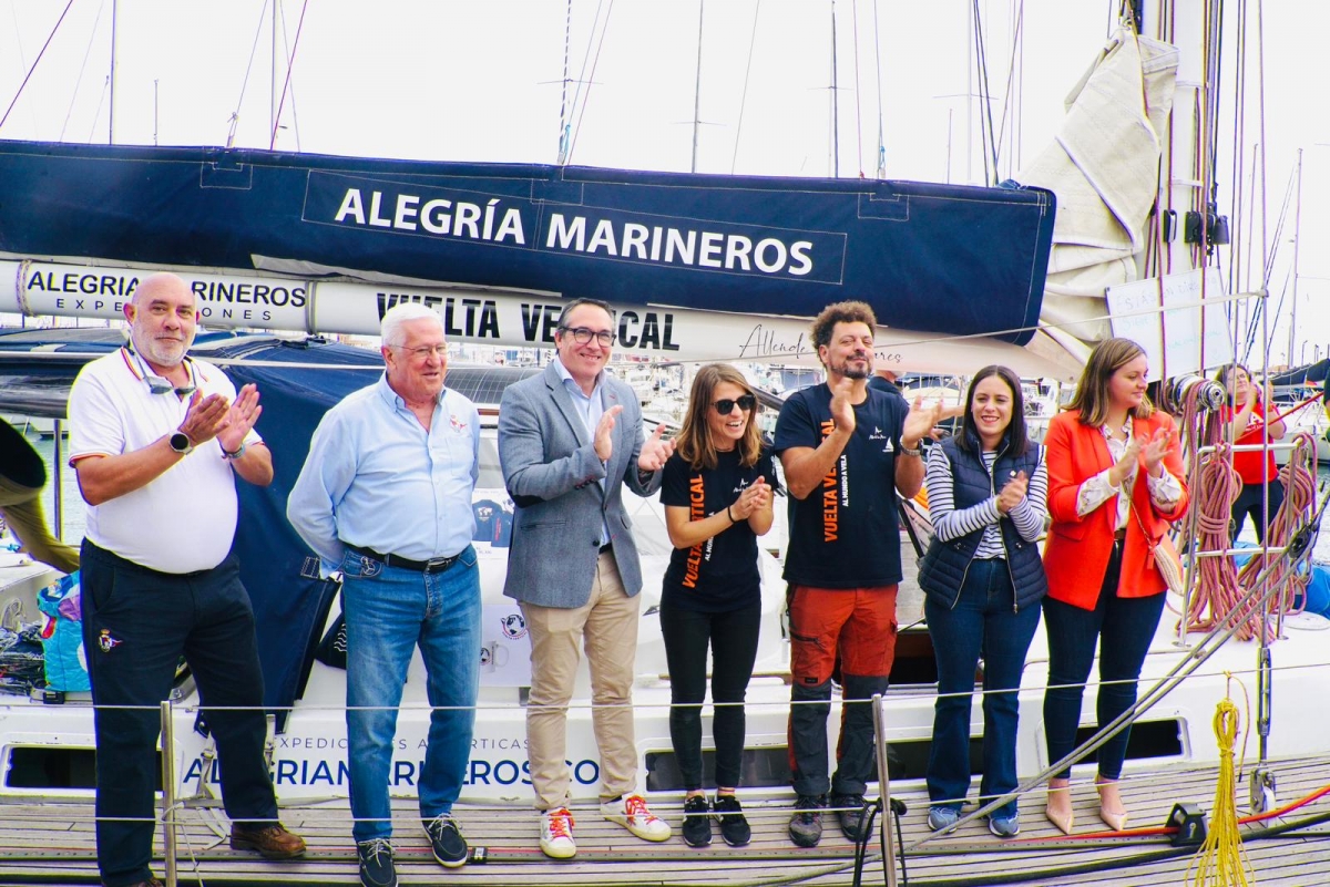 Una multitud despide al 'Alegría Marineros' en la I Vuelta al Mundo Vertical a vela en el puerto de Castelló