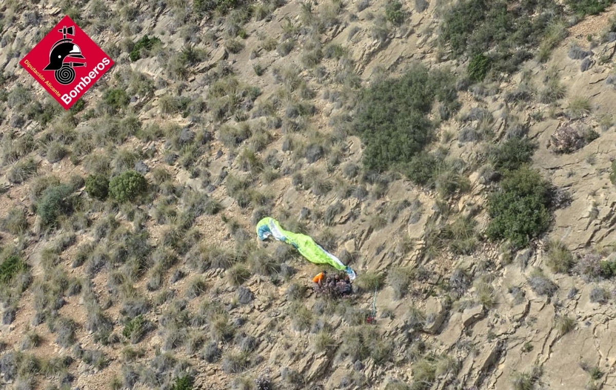 Un parapentista fallece en Petrer tras caer en la ladera de la montaña del Palomaret