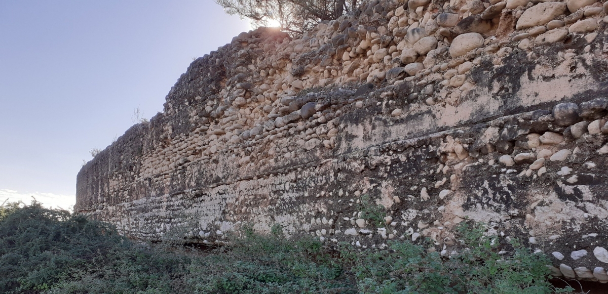 Vista de restos de la presa conocida como Assut de l’Argamassa, de 130 metros de longitud. 