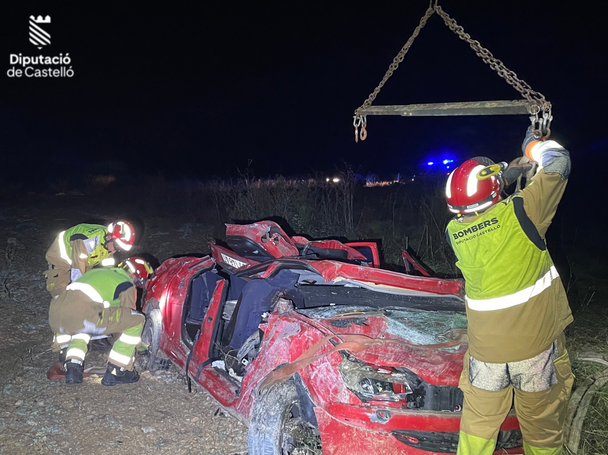 Dos fallecidos y tres heridos tras caer un vehículo desde un puente a una rambla en Benassal