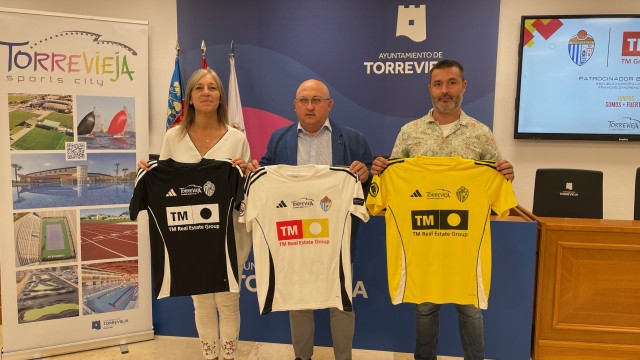 TM Grupo Inmobiliario patrocinará las escuelas municipales de fútbol de Torrevieja hasta 2027