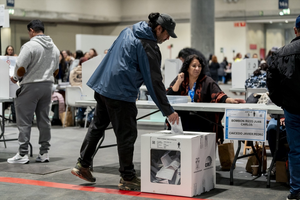 Unos 196.000 ecuatorianos votan en España el 'referéndum' y la consulta popular