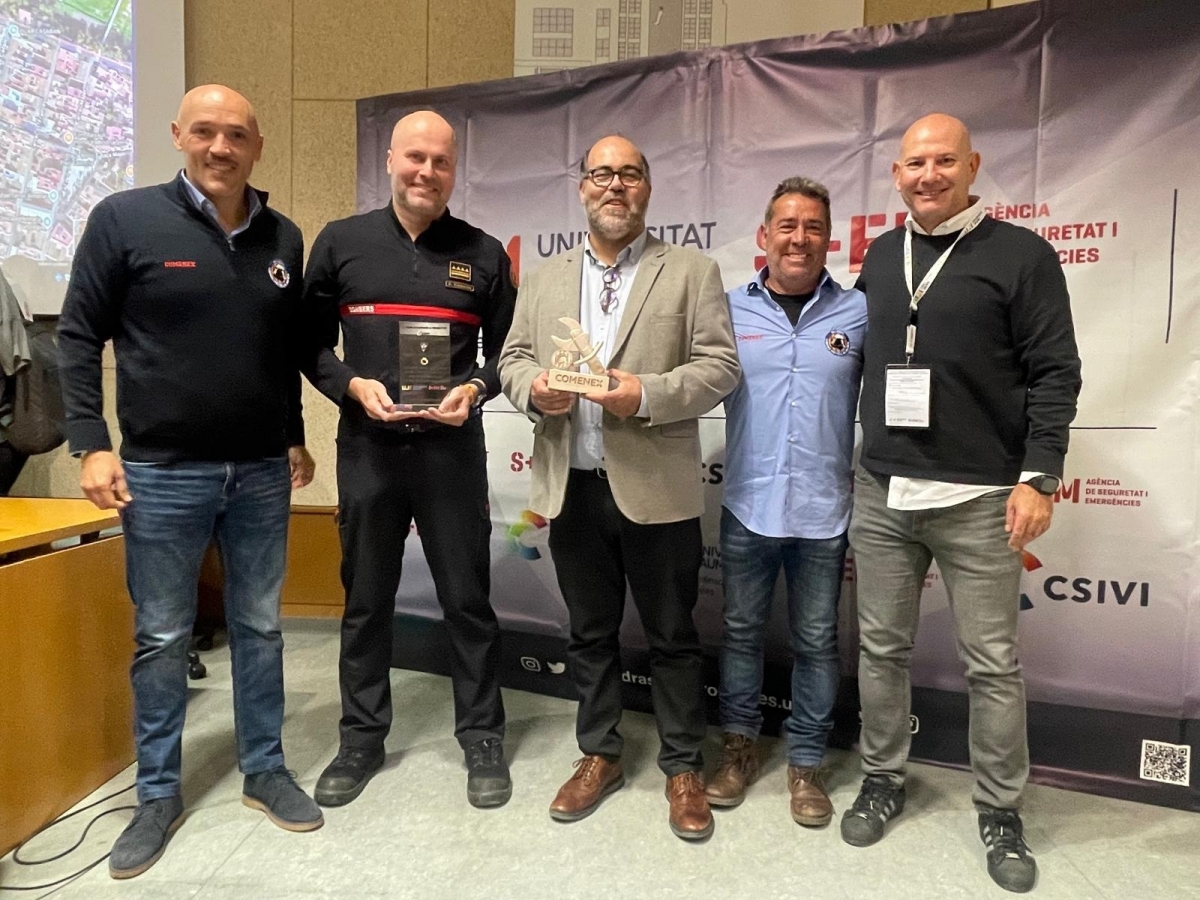 Entrega premio Comenex. - Foto: BOMBEROS