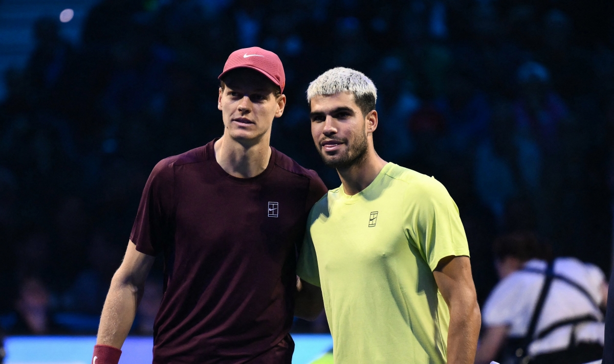 Alcaraz lo lucha pero pierde por escaso margen ante Sinner en la pelea por las ATP Finals en Turín