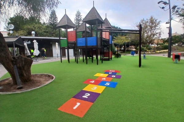Cartagena reabre el parque infantil de Los Juncos con nuevas instalaciones y césped renovado