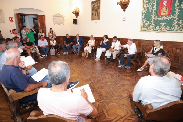 Mazón anuncia un servicio de veterinario de guardia a partir de 2025 para los 'bous al carrer'
