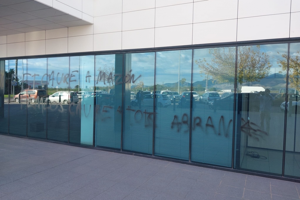 La sede del PP de Castellón amanece con pintadas contra Mazón y Barrachina denuncia un 