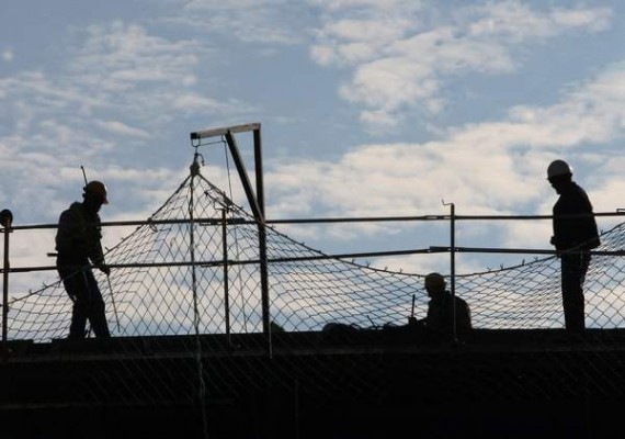 El paro en la Comunitat baja en 3.386 personas en abril