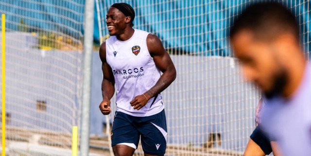 Etta ya se entrena con el Levante y está listo para el derbi