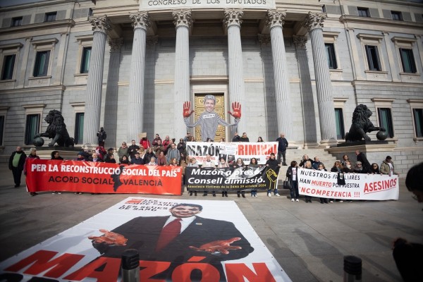 Familiares de víctimas de la Dana se concentran ante al Congreso al grito de 