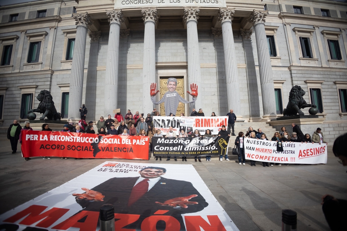 Familiares de víctimas de la Dana se concentran ante al Congreso al grito de 