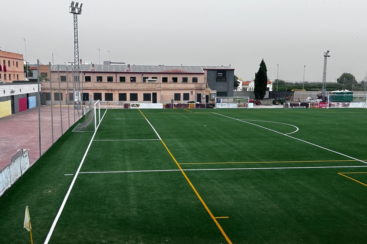 Nules inverteix prop de 300.000 € en la renovació de la gespa del camp de futbol amb normativa europea