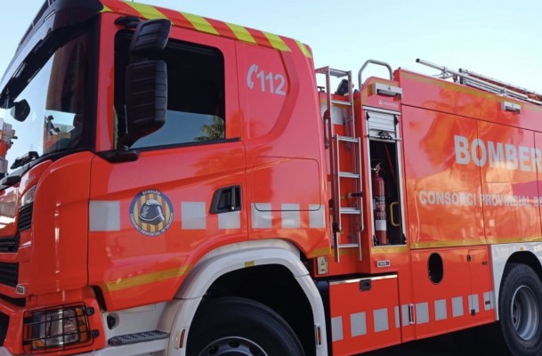 Desalojadas diez viviendas y cortada la CV-600 por el incendio forestal de Simat
