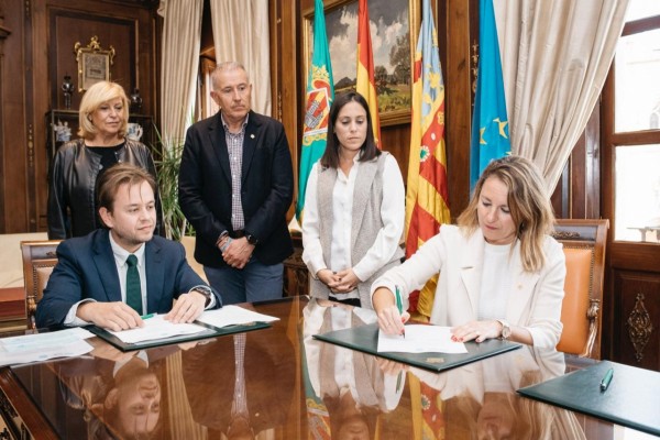 Castelló firma la adquisición de la primera de las cinco viviendas que incorporará antes de fin de año