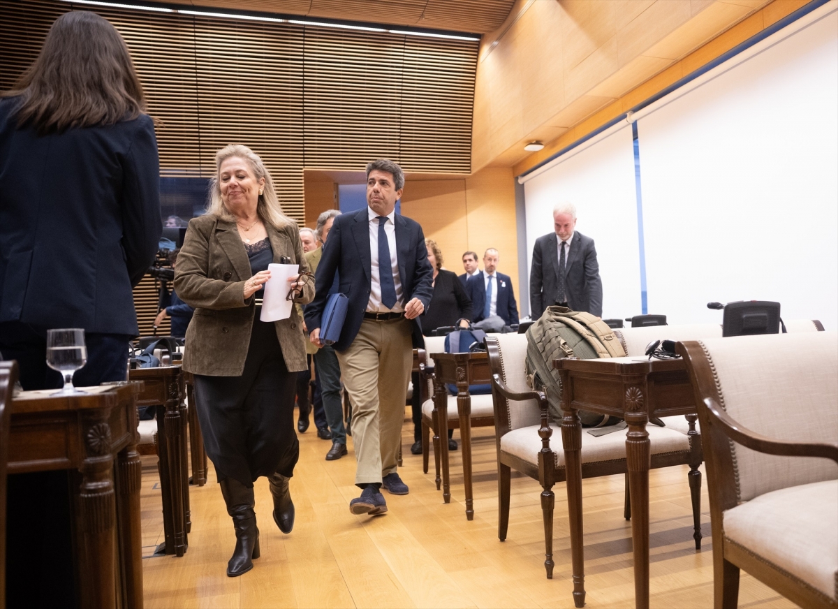 Macarena Montesinos junto a Carlos Mazón, a su llegada a la comisión. - Foto: EP/EDUARDO PARRA Macarena Montesinos junto a Carlos Mazón, a su llegada a la comisión.