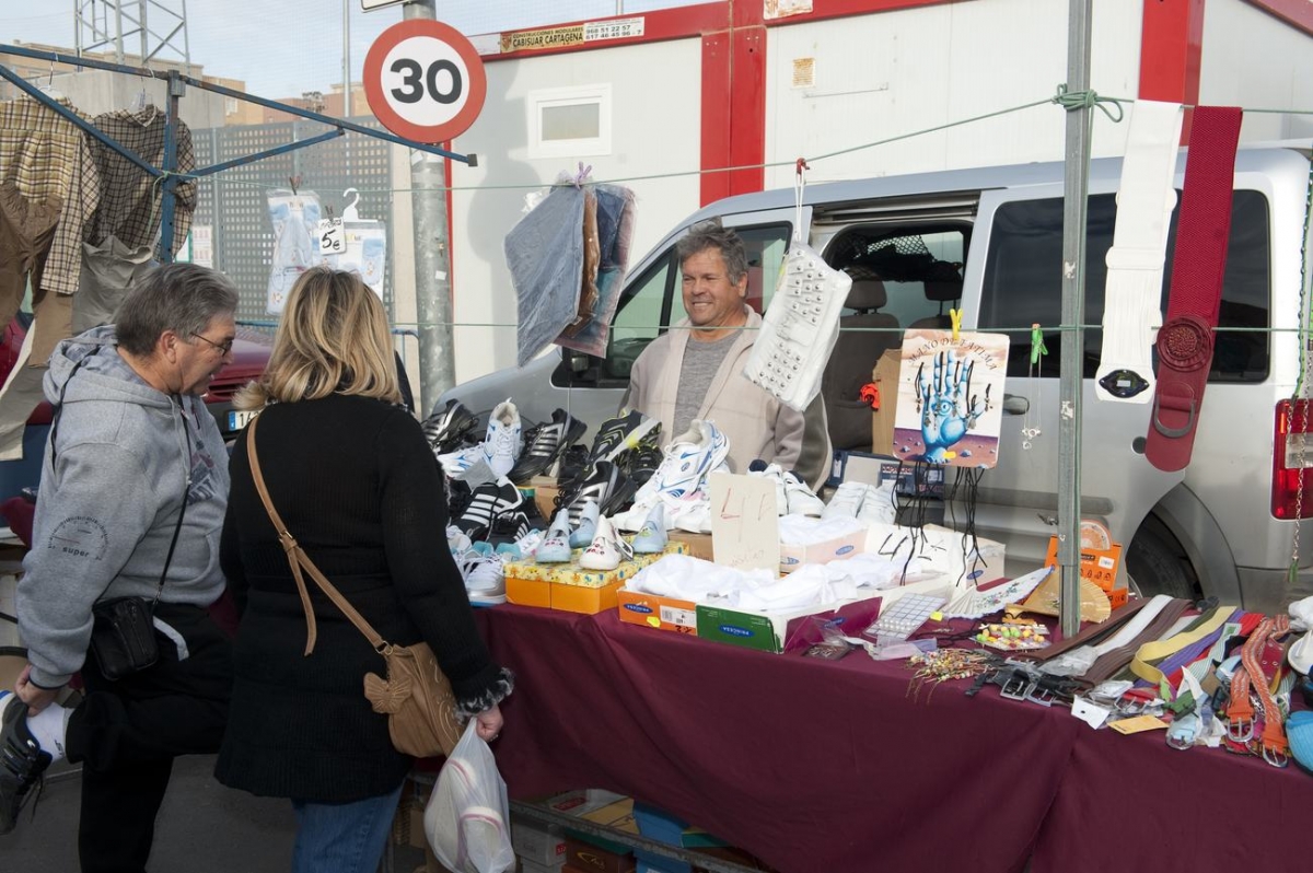 Comercio impulsa las compras locales con un concurso navideño en los mercadillos de Cartagena