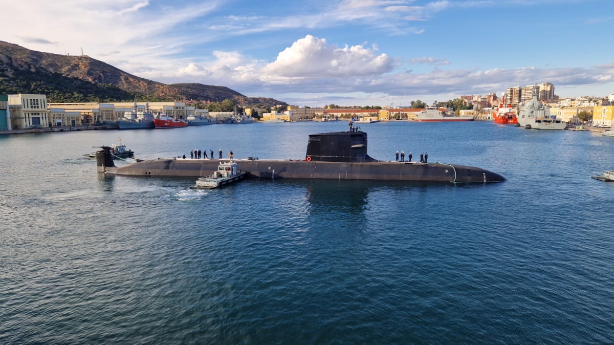 El submarino de la Armada S-82 supera su maniobra de puesta a flote en Cartagena y avanza hacia las pruebas de mar