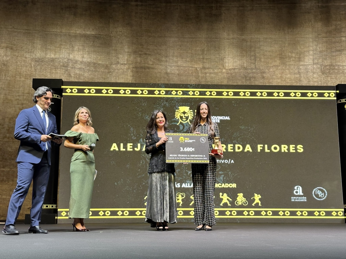 Alejandra Quereda recoge su galardón - Foto: DIPUTACIÓN ALICANTE Alejandra Quereda recoge su galardón