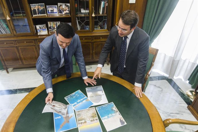 Archivo - El presidente de la Diputación de Almería, Javier Aureliano García, y el diputado provincial de Turismo, Fernando Giménez - 