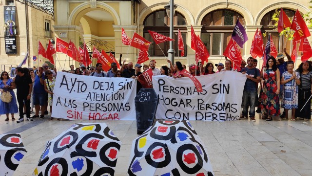 Un centenar de personas exigen mejoras en el concurso sobre la gestión del CAI de Alicante