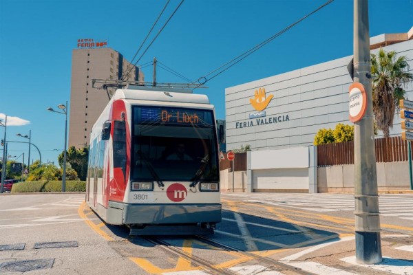La rotura de una catenaria impide la circulación en dos líneas de tranvía en València
