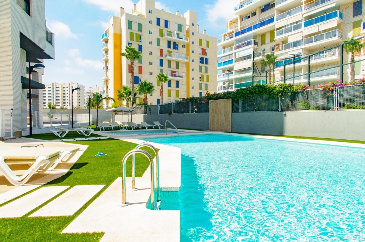 La piscina del edificio preexistente.