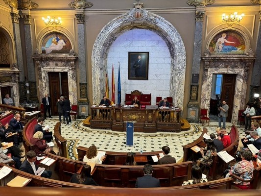 València aprueba provisionalmente el presupuesto de 2026 con el sí de PP y Vox y el no de la oposición