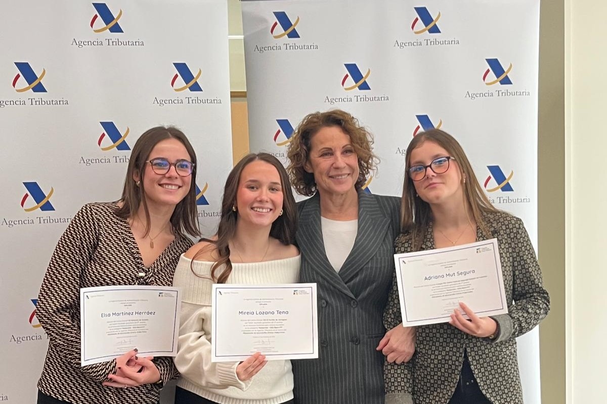 Adriana Mut, alumna del colegio Madre Vedruna, a la derecha, junto a la Directora General. - 