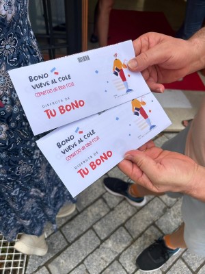 Riba-roja de Túria entrega más de 1.800 bonos de 65 euros cada uno para la
vuelta al cole