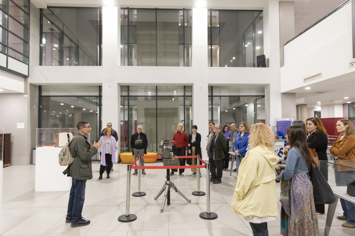 La UJI recupera aparatos históricos de proyección utilizados en la antigua Escuela Normal de Castelló