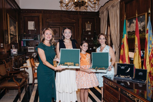 Las reinas de la Magdalena reciben sus aderezos oficiales: el de castellonera y el de llauradora