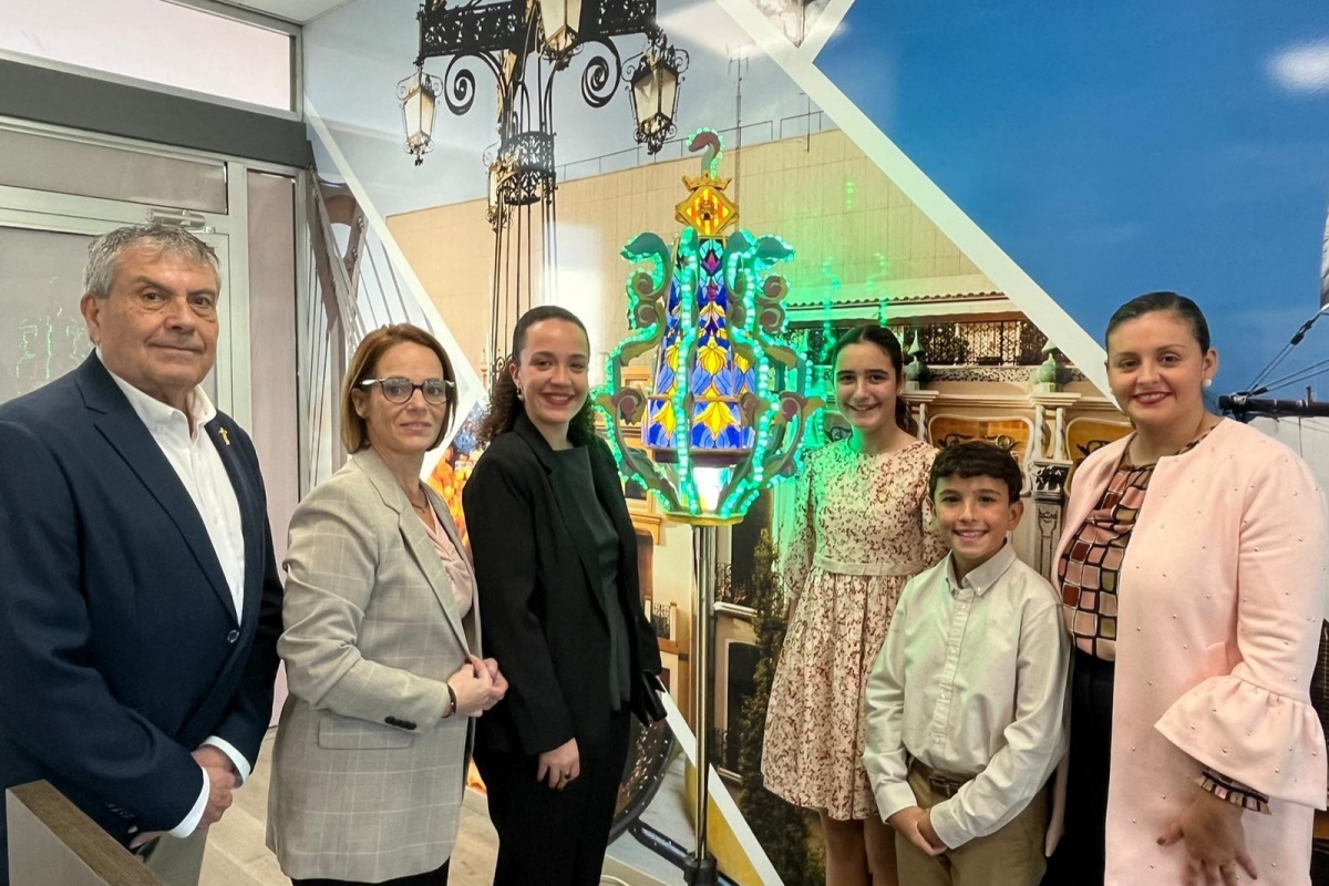 La 'gaiata de mà' de Farola-Ravalet luce en la estación de Castelló como tercer premio del concurso