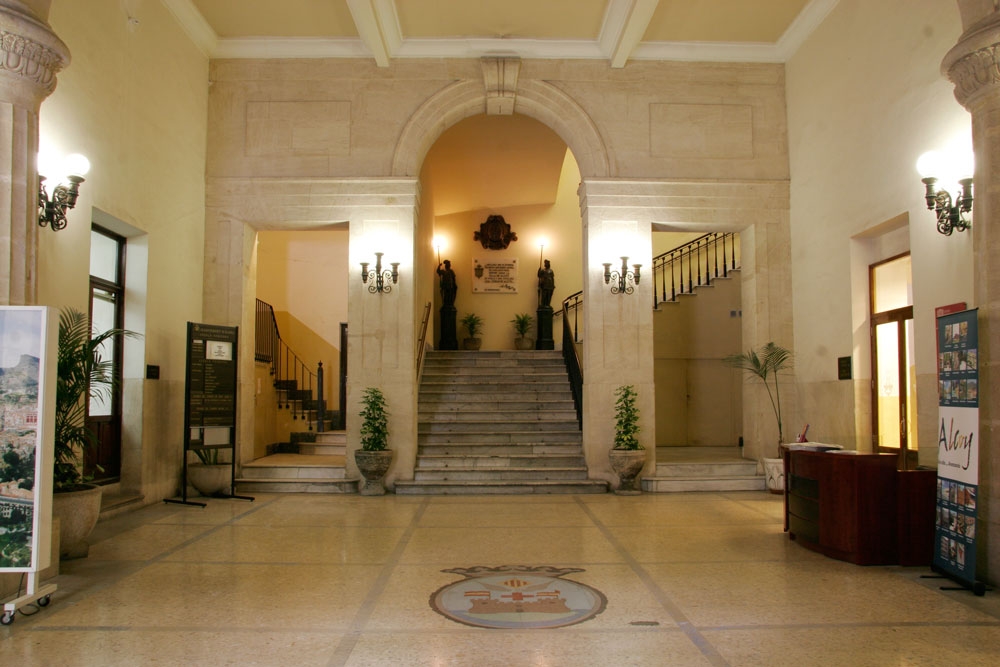 La empresa municipal de Alcoy asume la limpieza de edificios públicos: 363.000 euros de ahorro al año