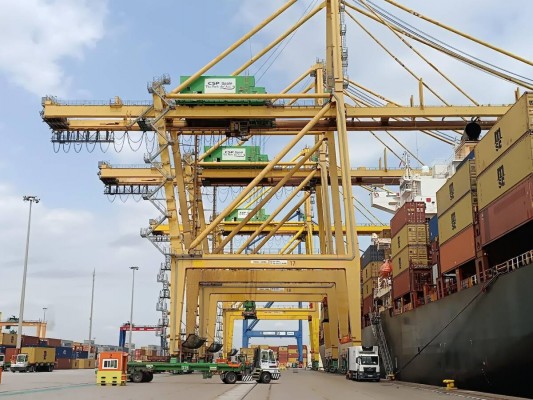 Cosco retrocede en el Puerto de Valencia: reduce un 6,5% el tráfico de contenedores e ingresa un 12% menos 