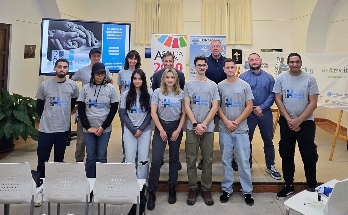 El primer grupo de voluntariado, junto a González, Manjón y Zaragozí. - 