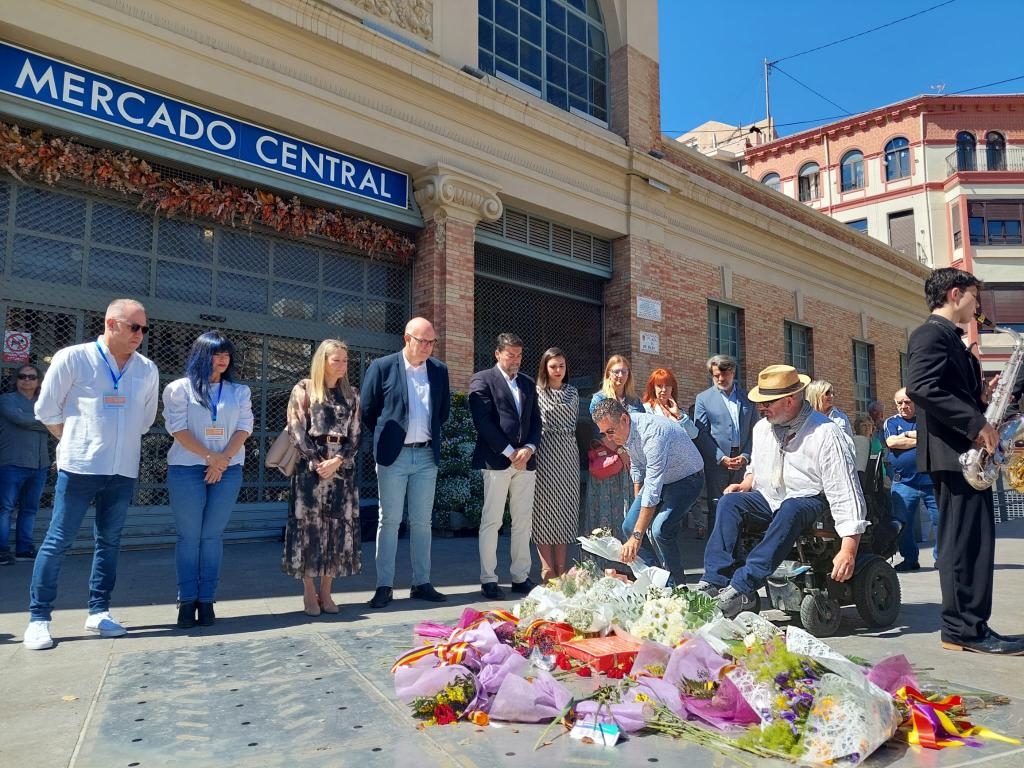 El último homenaje institucional organizado por el Ayuntamiento de Alicante por el bombardeo del Mercado Central. - 