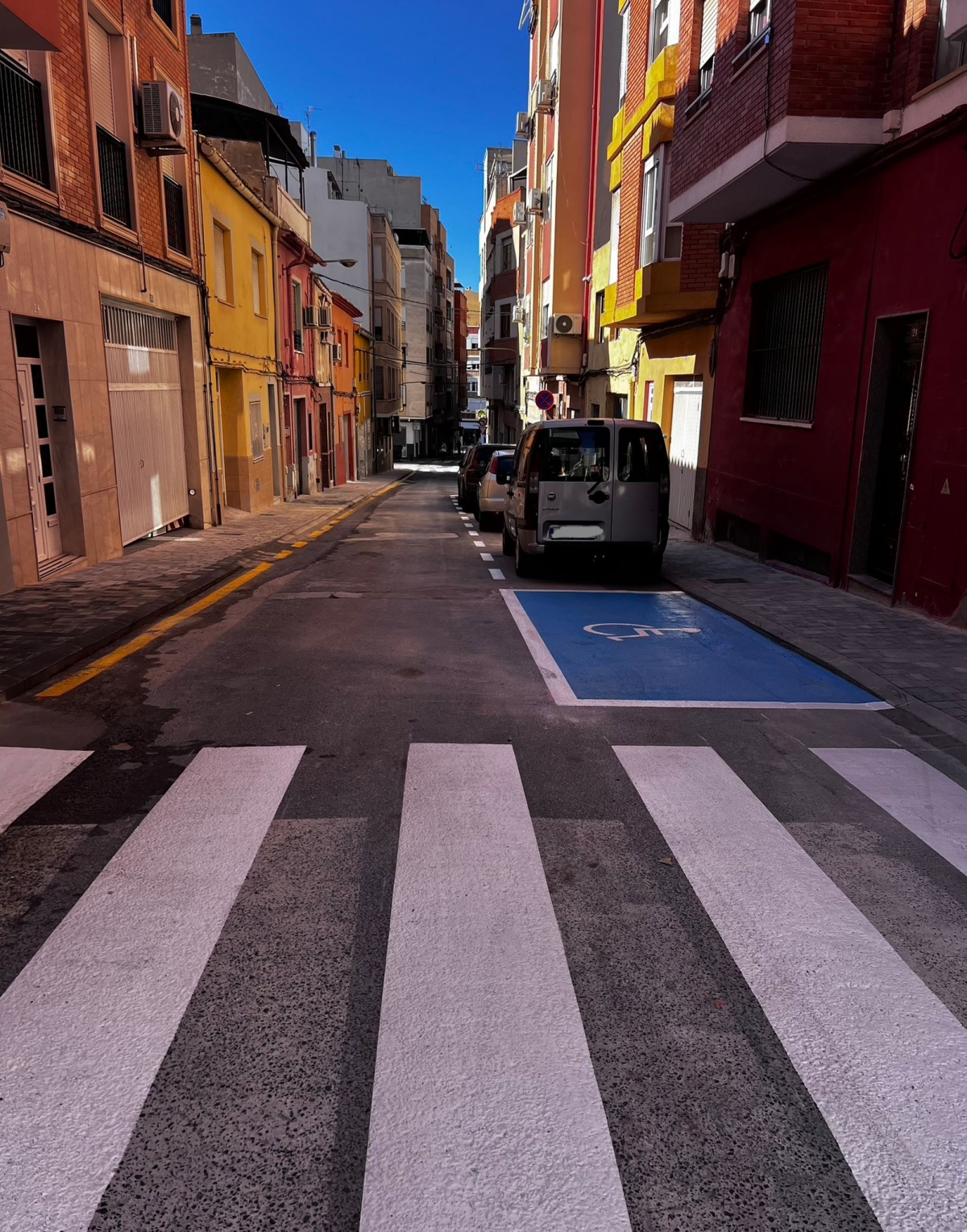 Villena culmina la mejora de la avenida de Elda con aceras más anchas y nuevas dotaciones