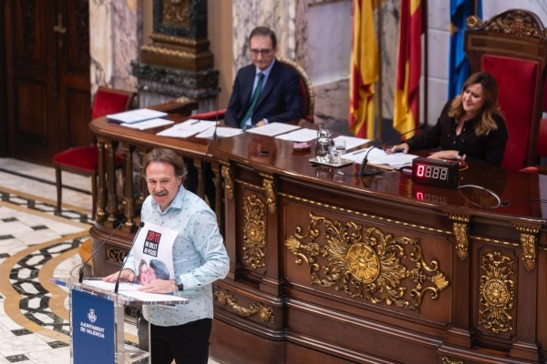 Grezzi y Catalá se vuelven a enzarzar por el cartel sobre la Dana con la foto de la alcaldesa con Mazón