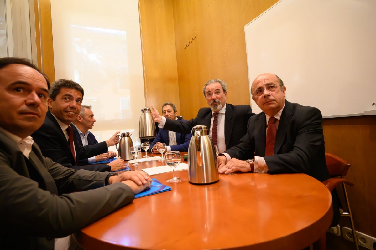 Reunión entre PP y Vox para la investidura de Carlos Mazón. - Foto: KIKE TABERNER Reunión entre PP y Vox para la investidura de Carlos Mazón.