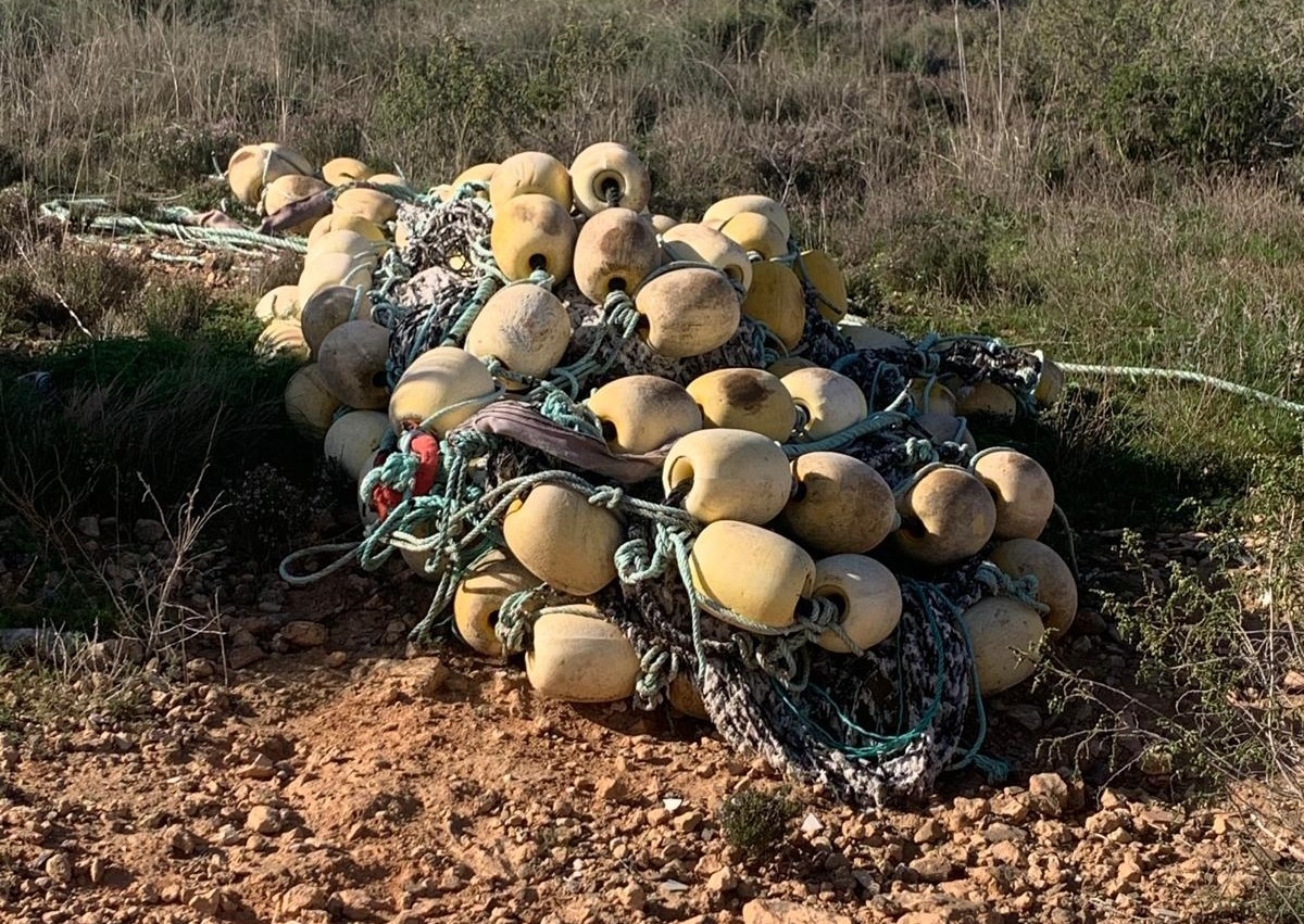 La acumulación de escombros en Los Nietos hastía a los vecinos