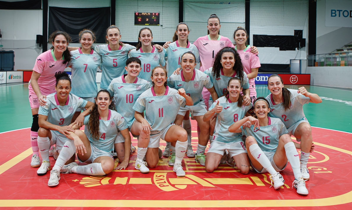 Mayte Mateo, número 5; y Noelia Montoro, el 2, con el equipo nacional que disputará el Mundial en Filipinas. - Foto: RFEF