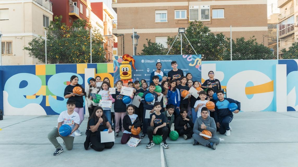 Sergio De Larrea y Kameron Taylor participan en la parada de ‘Bouncing for Good’ en Valencia