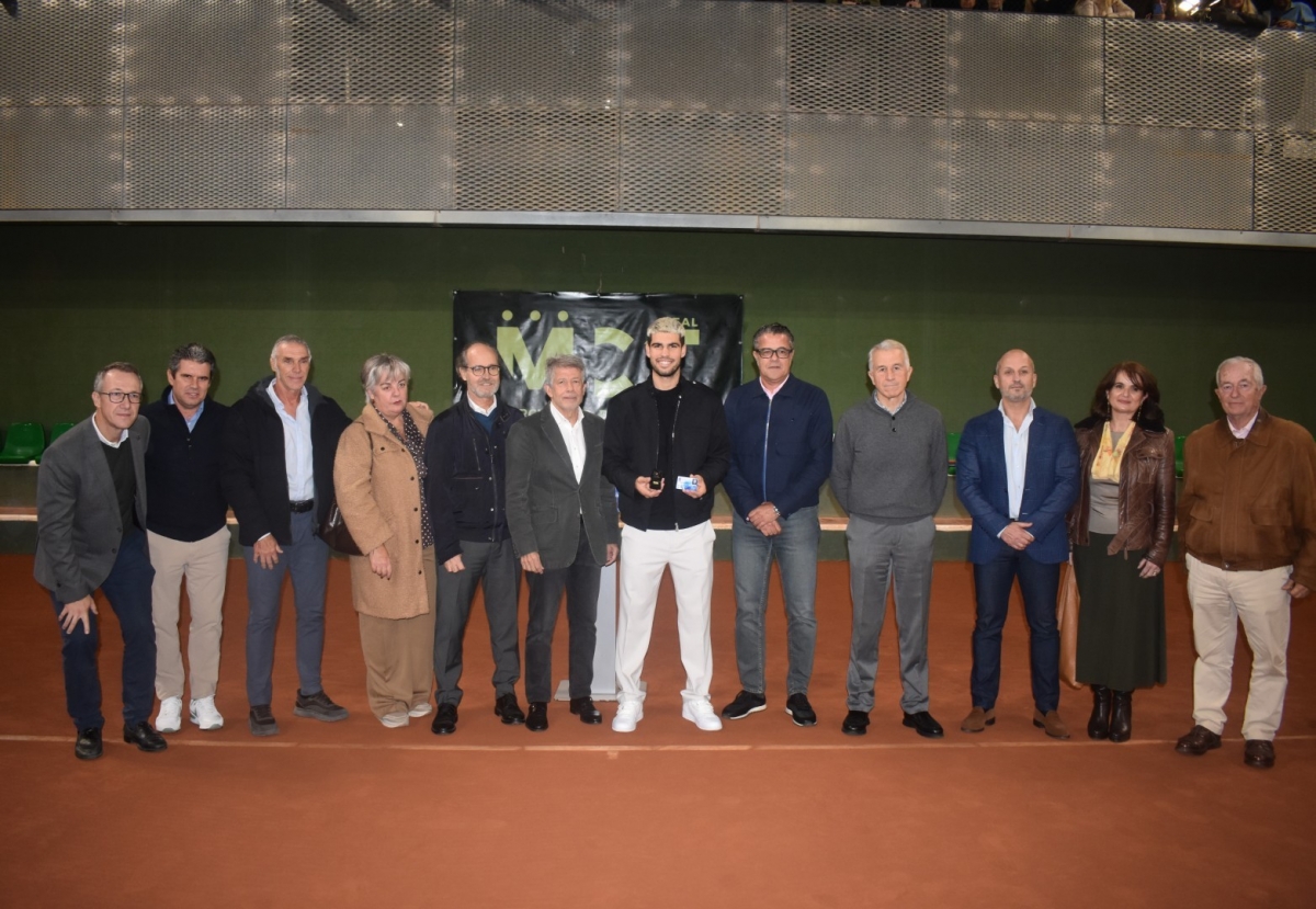 Carlos Alcaraz recibe la Insignia de Oro y el carné de socio de honor del Real Murcia CT 1919