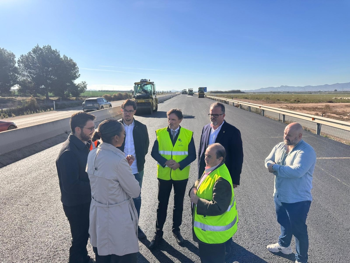 El consejero de Fomento e Infraestructuras, Jorge García Montoro, supervisa las obras de reasfaltado de la autovía  - Foto. CARM