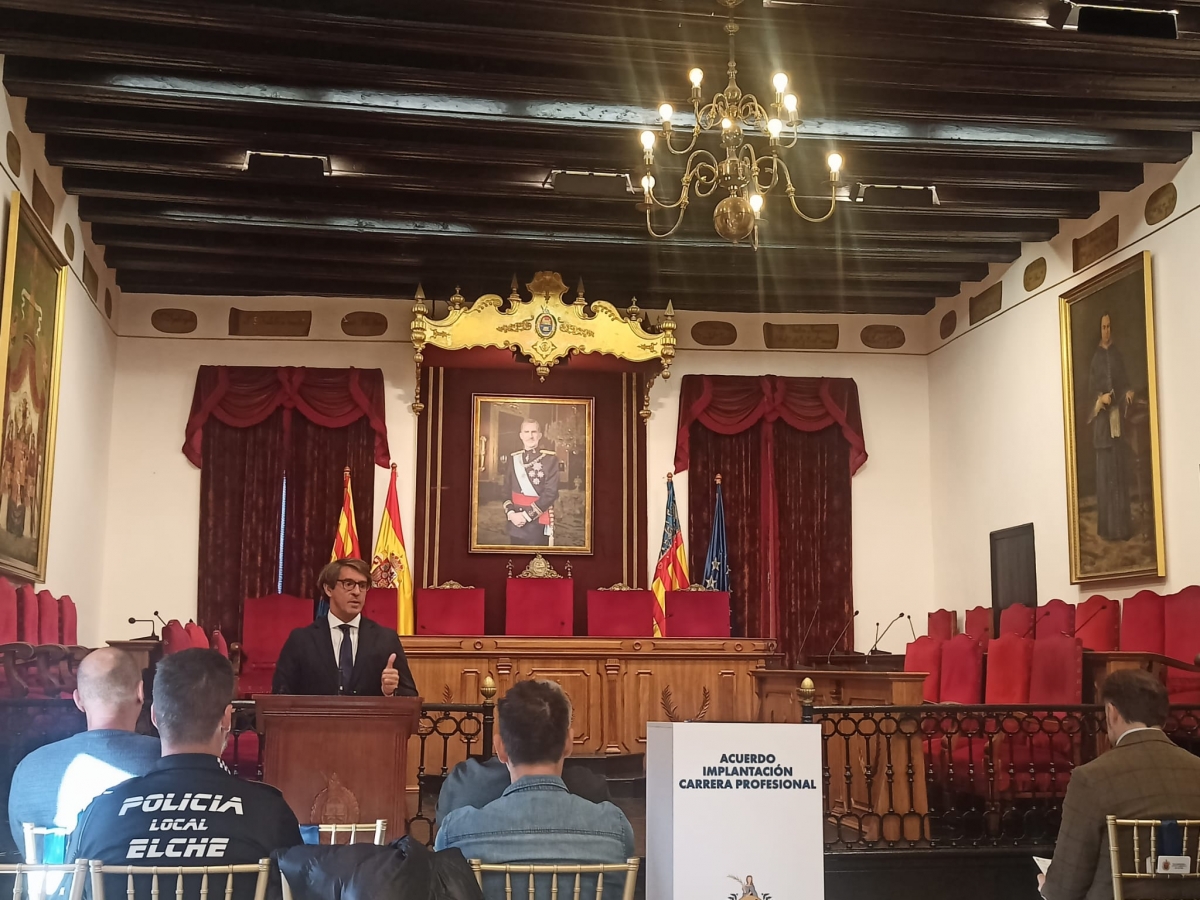 El edil de Relaciones Institucionales, Juan de Dios Navarro, antes de la firma -