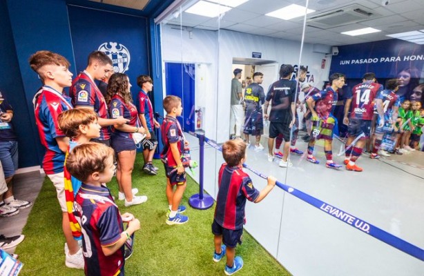 El Levante ofrece a sus seguidores visitar el túnel de vestuarios antes y al descanso del partido
