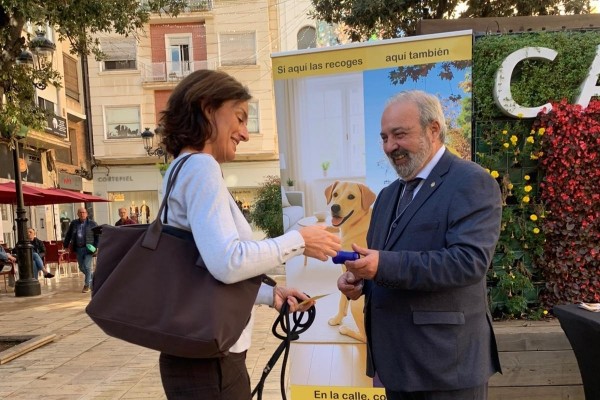 Castelló reparte 10.000 bolsas para la recogida de heces y fomentar la tenencia responsable de mascotas