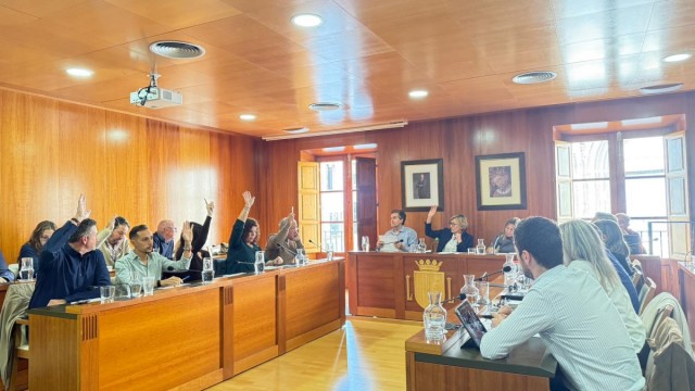 Xàbia aprueba el presupuesto de 2026, que asciende a 61 millones; el PSPV lamenta la falta de más recursos para el bono comercio