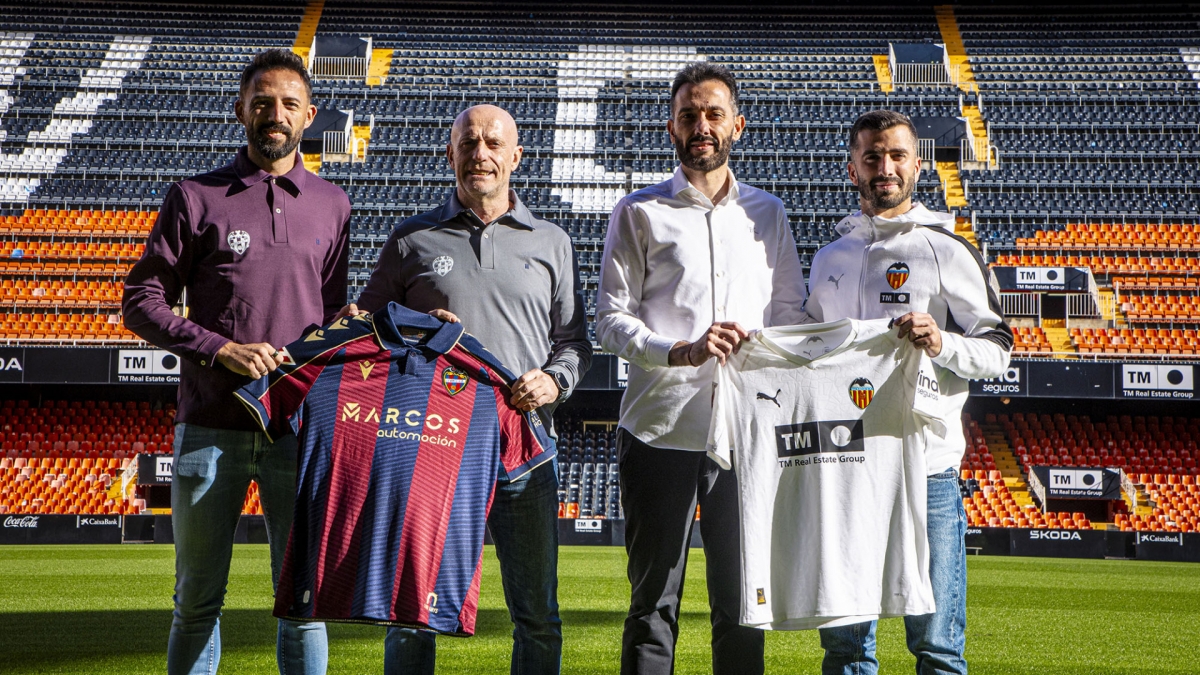 Mestalla acoge el acto previo al derbi entre entrenadores y capitanes del Valencia CF y del Levante UD