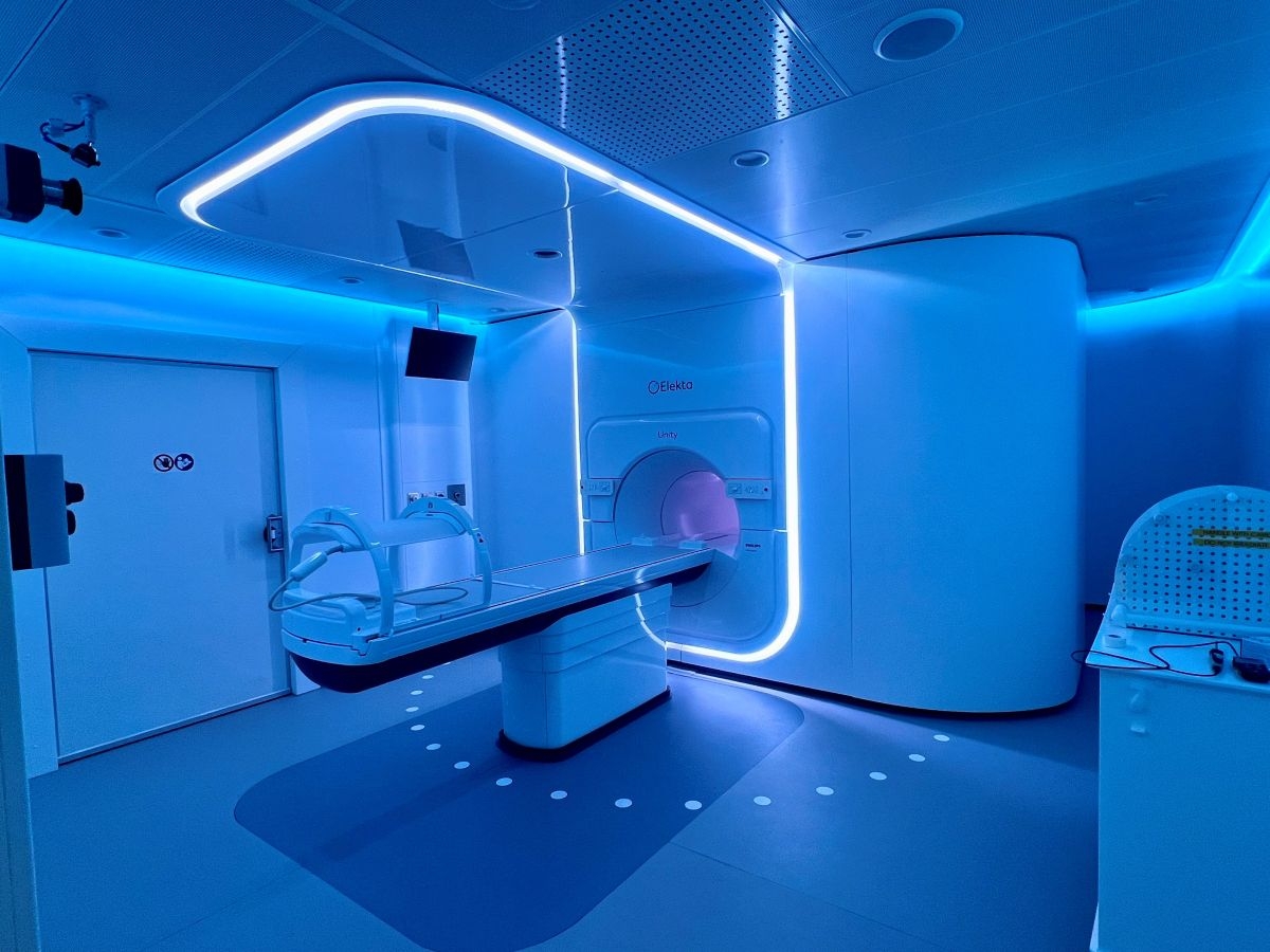 El Centro de Protonterapia Quirónsalud amplía su cartera de servicios con un acelerador lineal para radioterapia guiada por imágenes de resonancia magnética